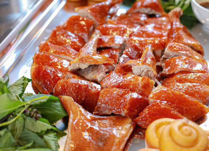 Vịt quay da giòn nguyên con